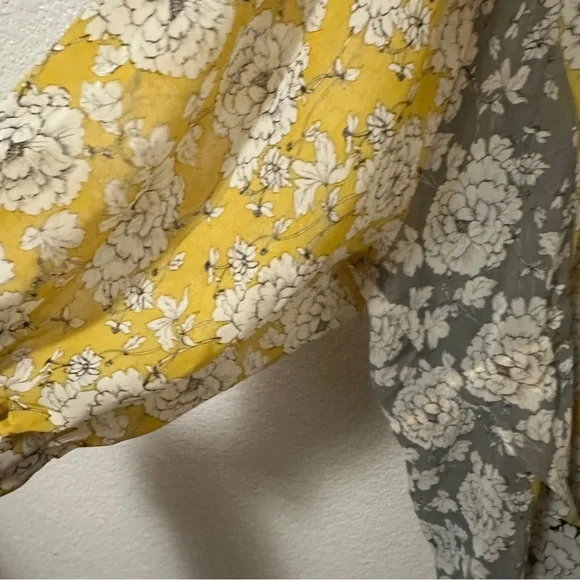 CAbi Gather Blouse Sz Small Floral Print Yellow - Picture 4 of 16